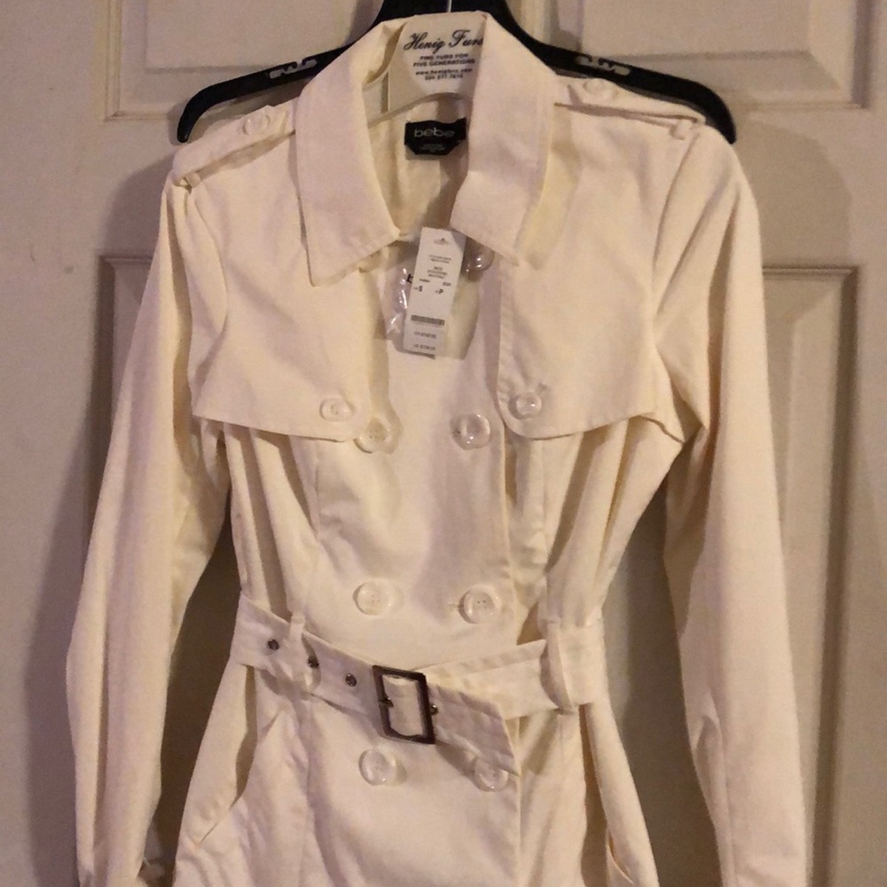 New with tags. Bebe white trench coat. Size small. Mid length. So trendy! Fresh!
